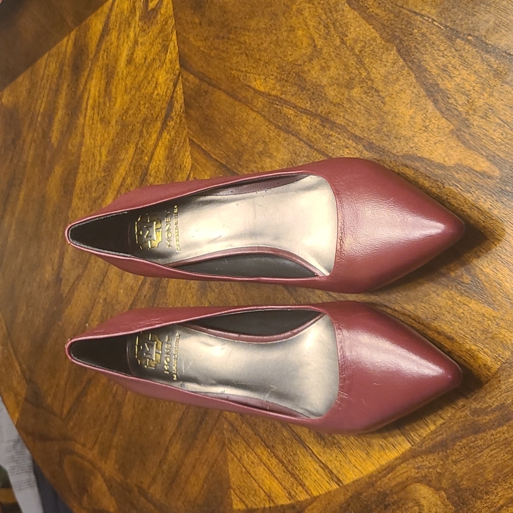 Monet burgundy pumps size 8 In Great Condition.